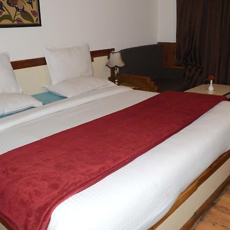 Standard Hotel And Resturant Srīnagar Buitenkant foto