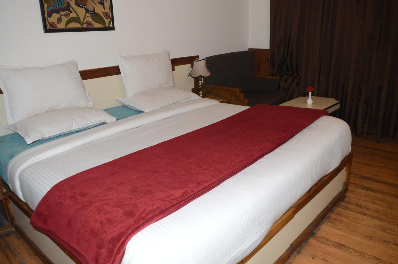 Standard Hotel And Resturant Srīnagar Buitenkant foto