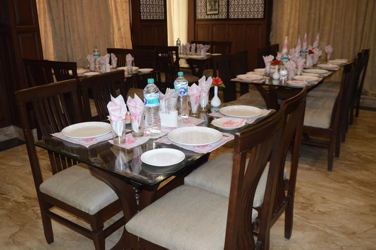 Standard Hotel And Resturant Srīnagar Buitenkant foto