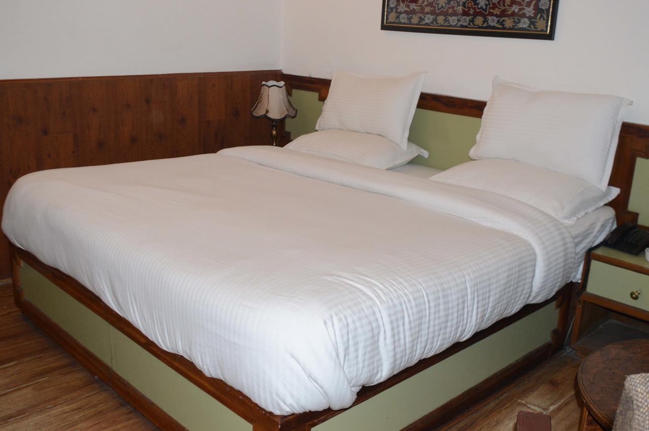 Standard Hotel And Resturant Srīnagar Buitenkant foto