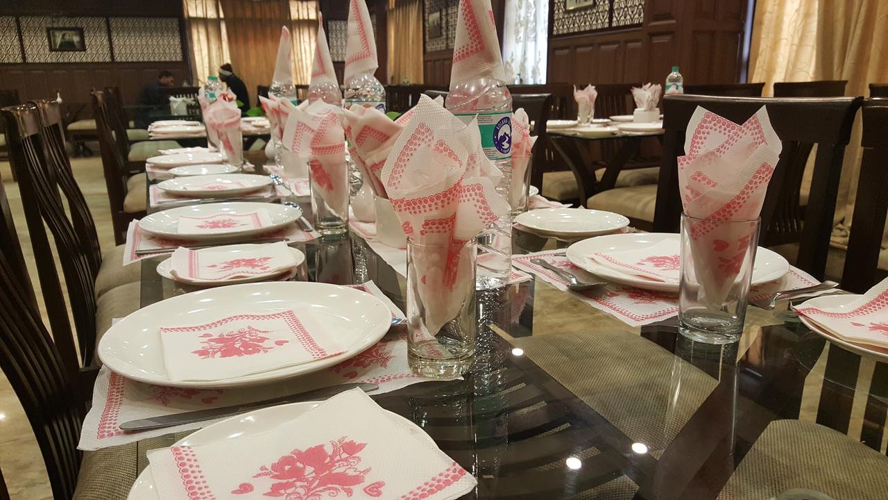 Standard Hotel And Resturant Srīnagar Buitenkant foto