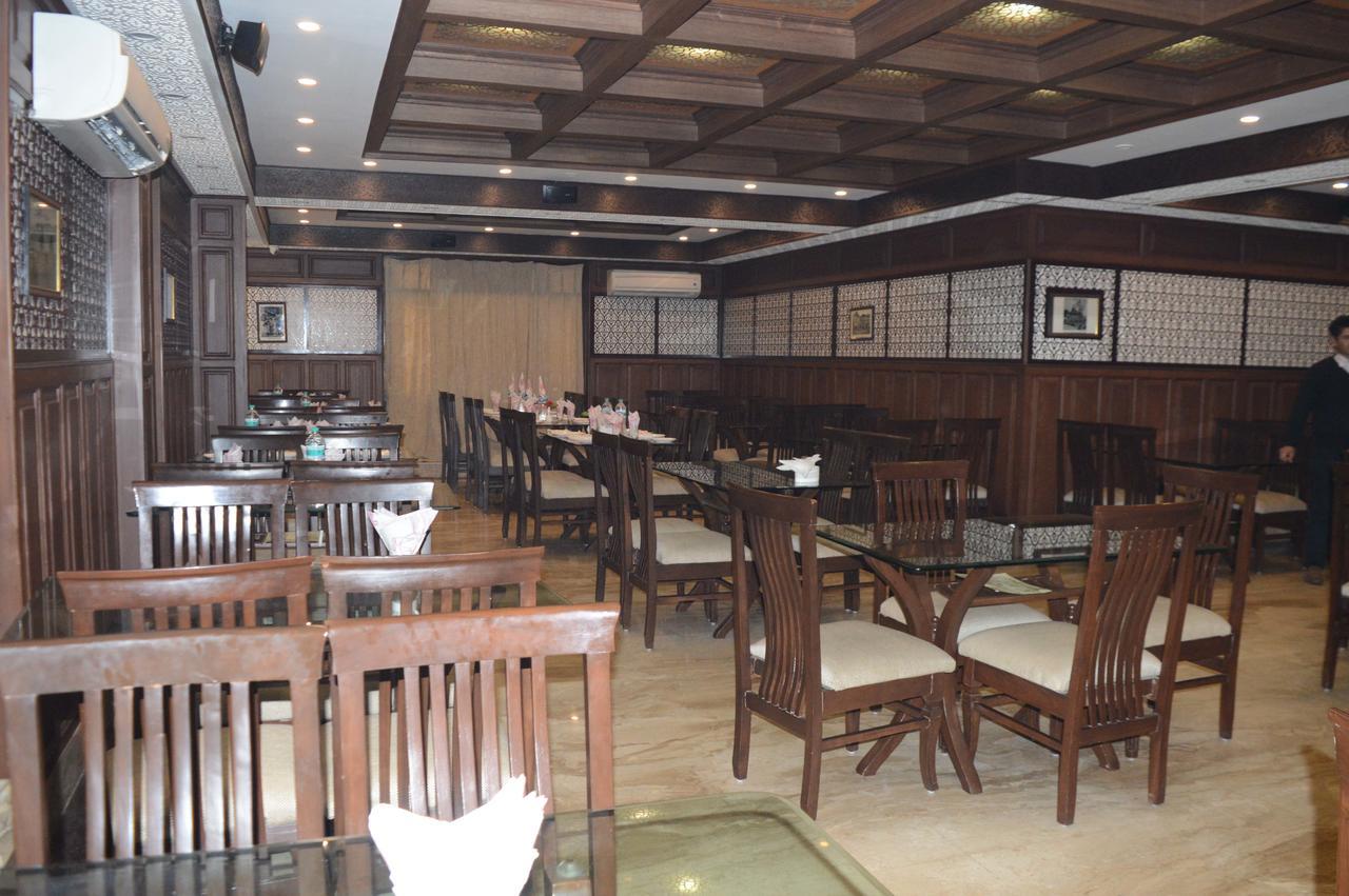 Standard Hotel And Resturant Srīnagar Buitenkant foto