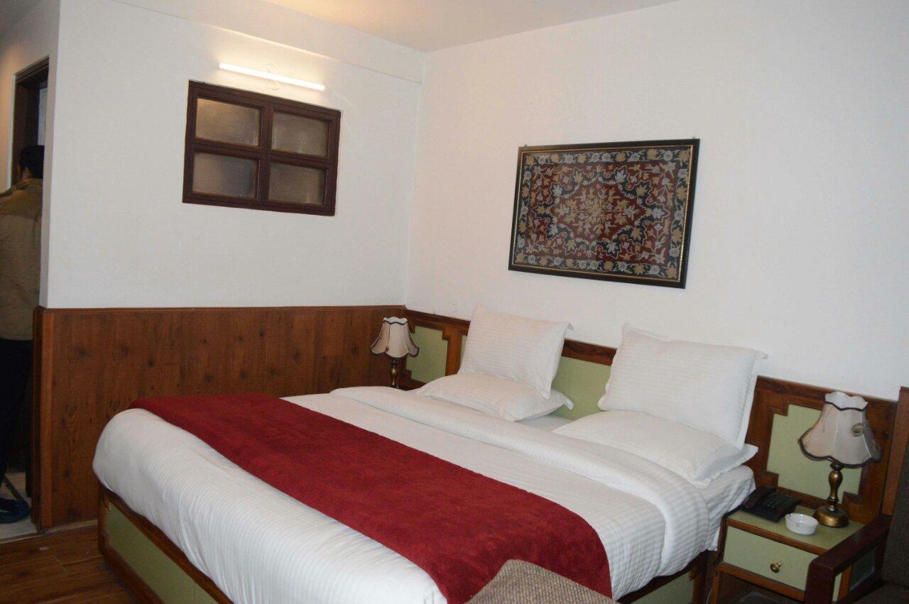 Standard Hotel And Resturant Srīnagar Buitenkant foto