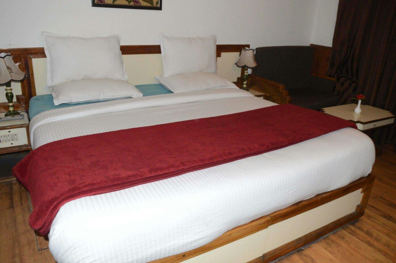 Standard Hotel And Resturant Srīnagar Buitenkant foto