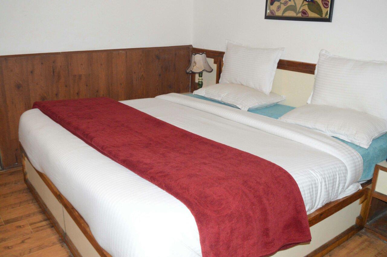 Standard Hotel And Resturant Srīnagar Buitenkant foto