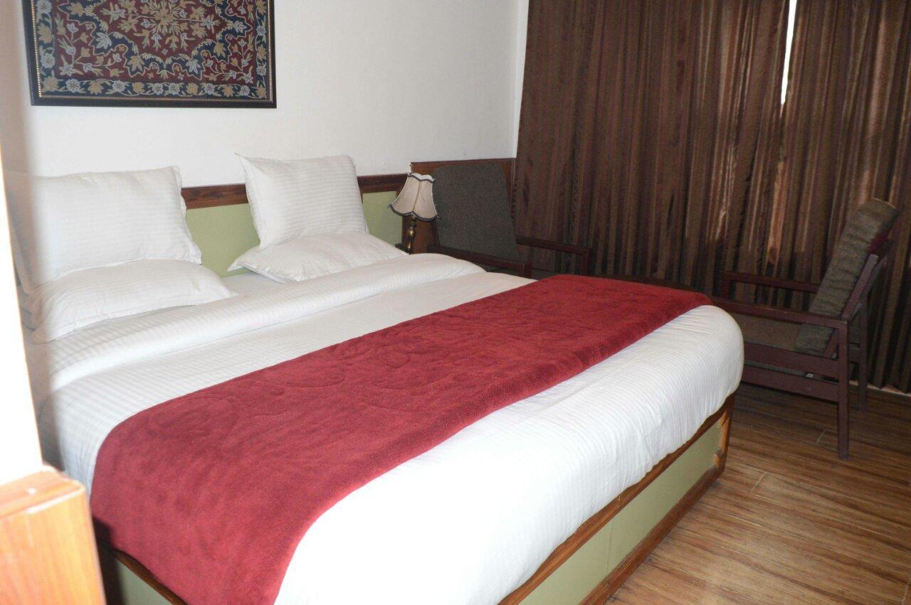 Standard Hotel And Resturant Srīnagar Buitenkant foto