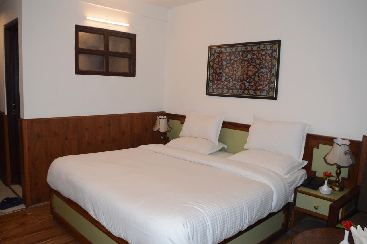 Standard Hotel And Resturant Srīnagar Buitenkant foto