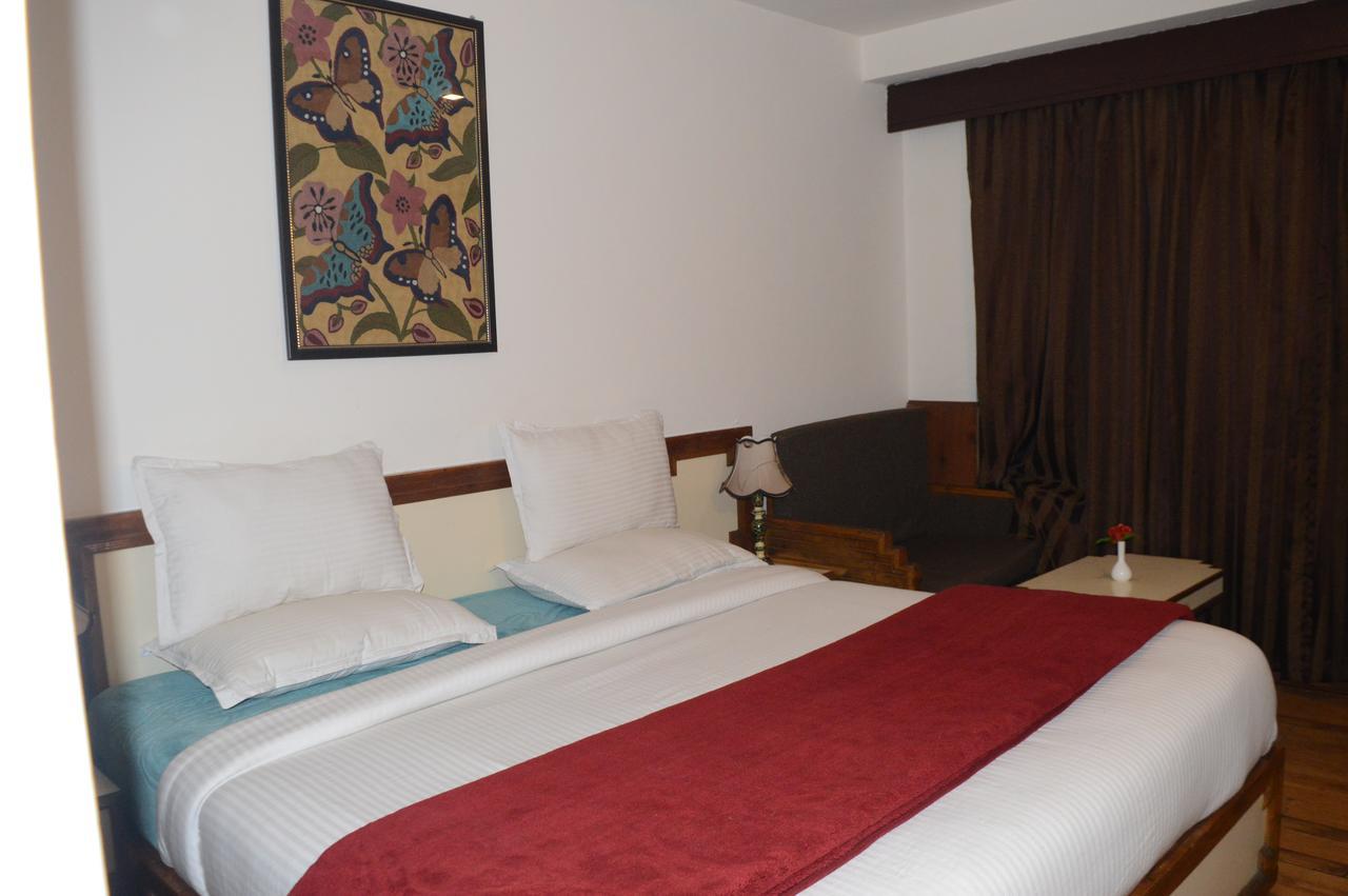 Standard Hotel And Resturant Srīnagar Buitenkant foto