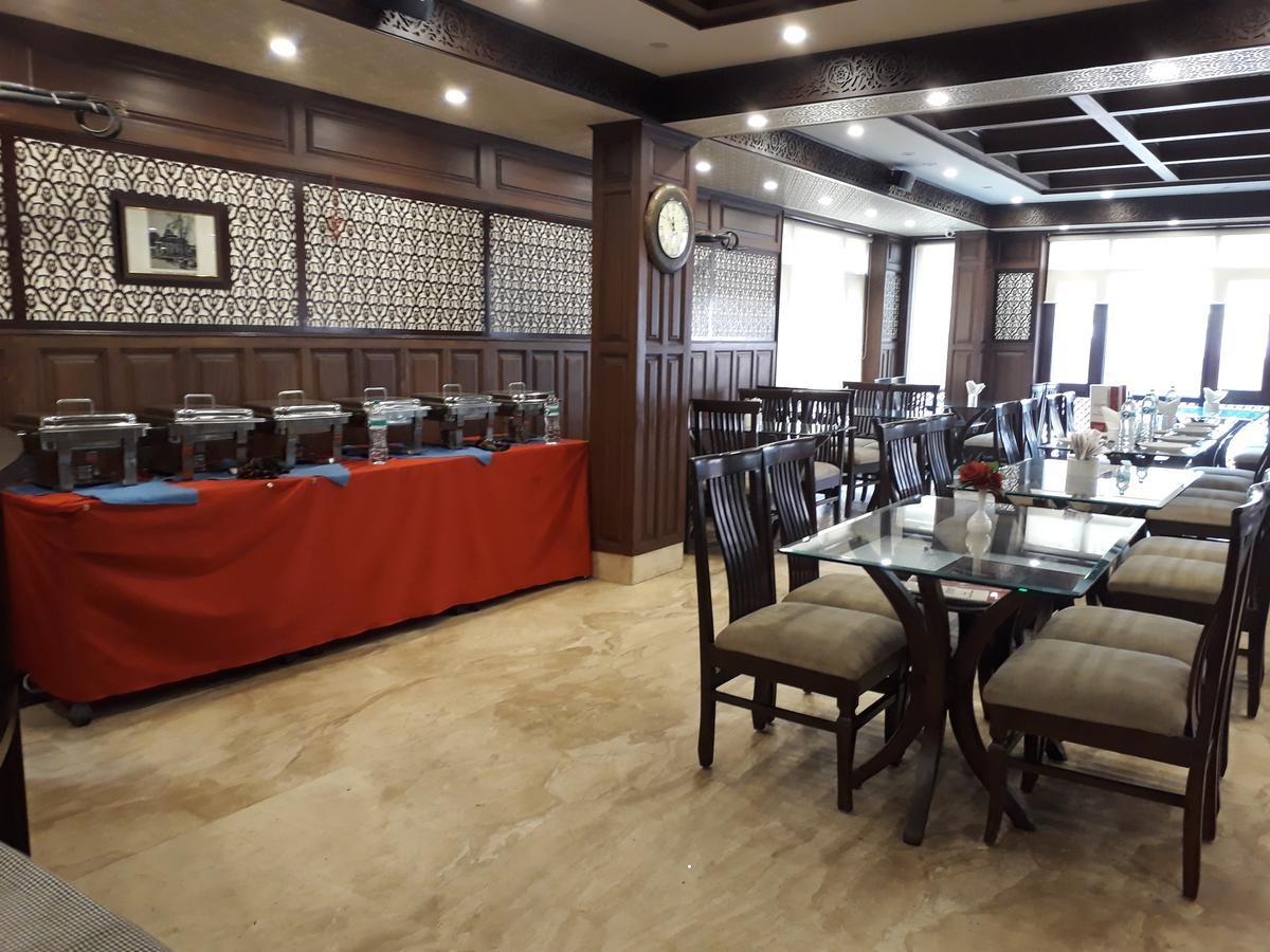 Standard Hotel And Resturant Srīnagar Buitenkant foto