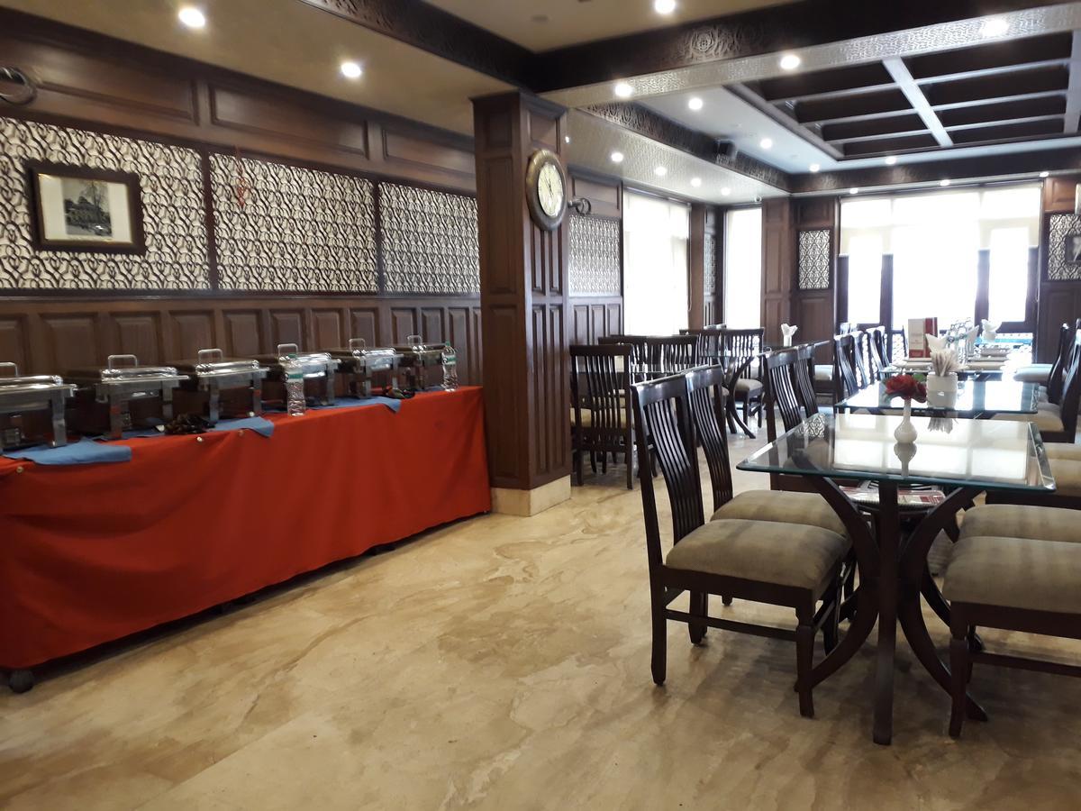 Standard Hotel And Resturant Srīnagar Buitenkant foto