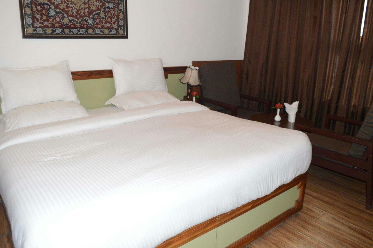 Standard Hotel And Resturant Srīnagar Buitenkant foto
